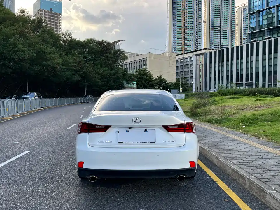 Lexus IS