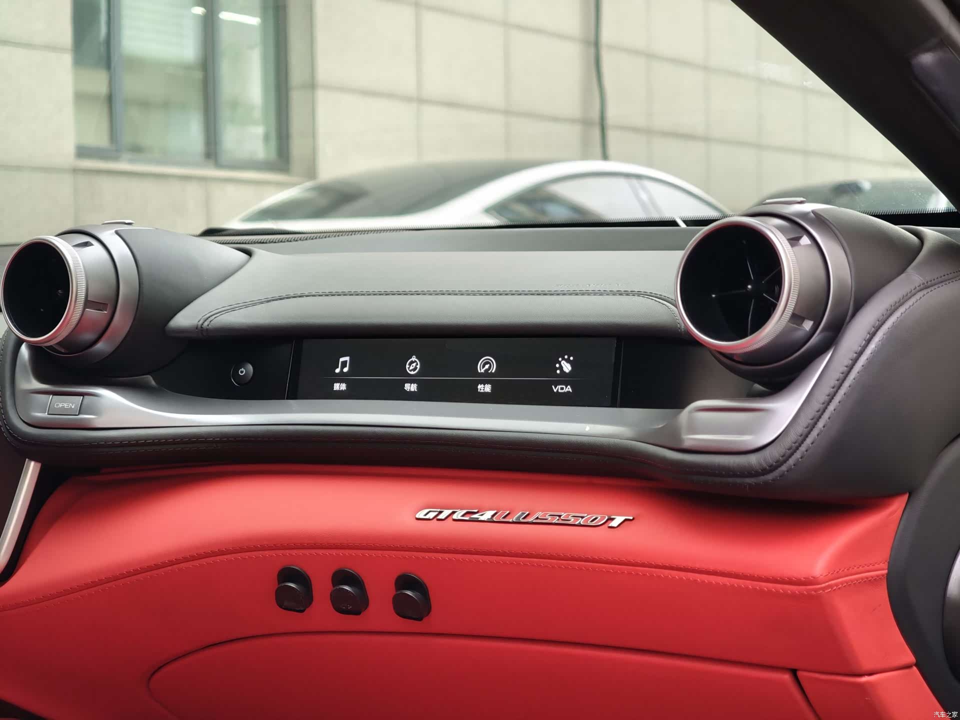 Ferrari GTC4Lus, 2019 15