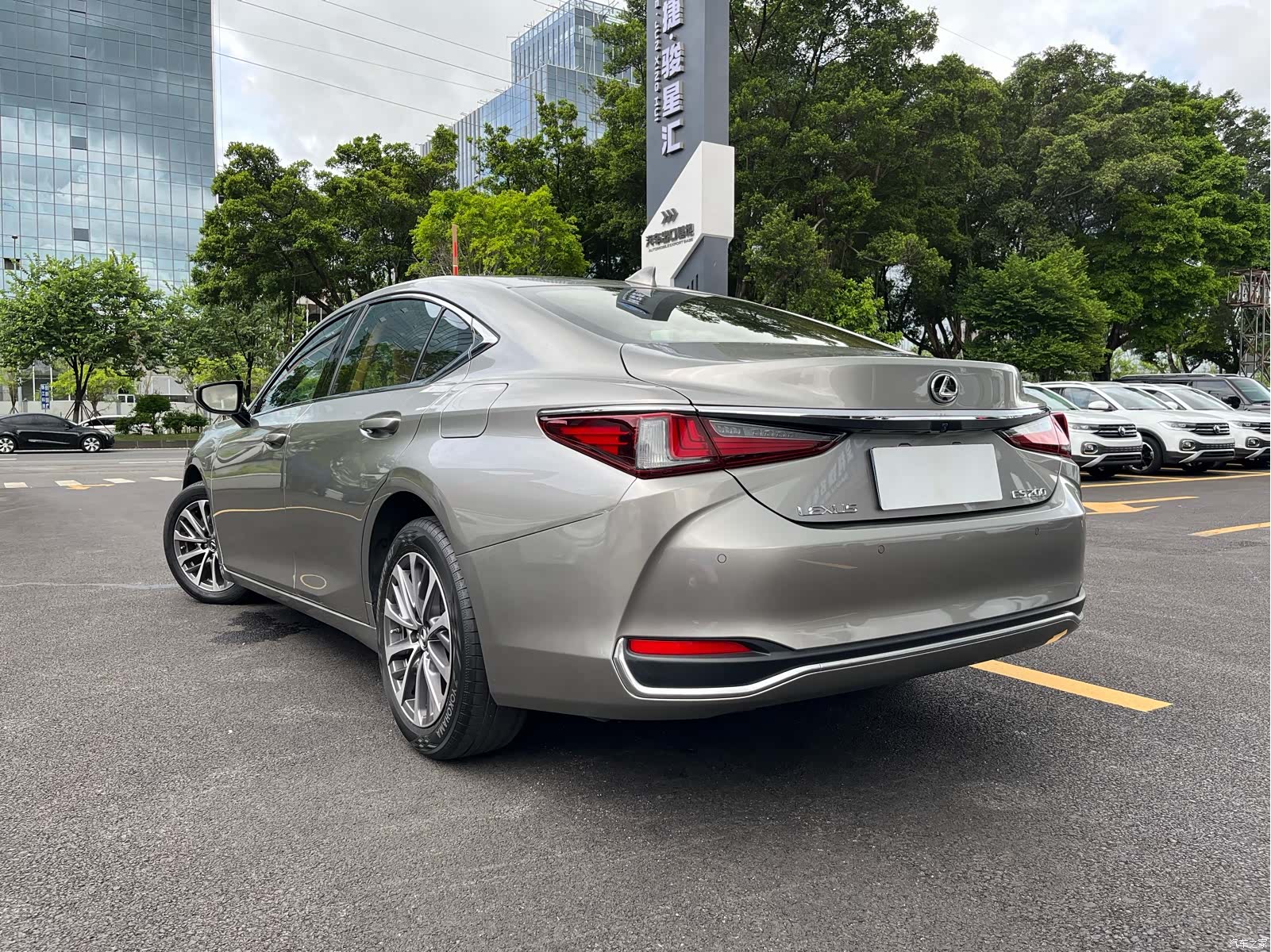 Lexus ES, 2024 4