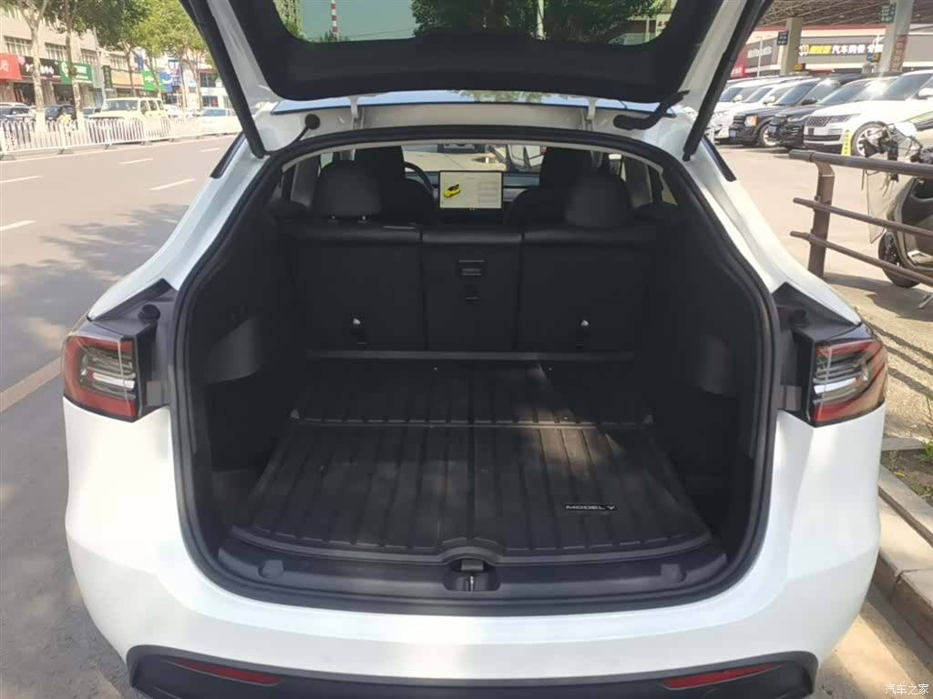 Tesla Model Y, 2023 19