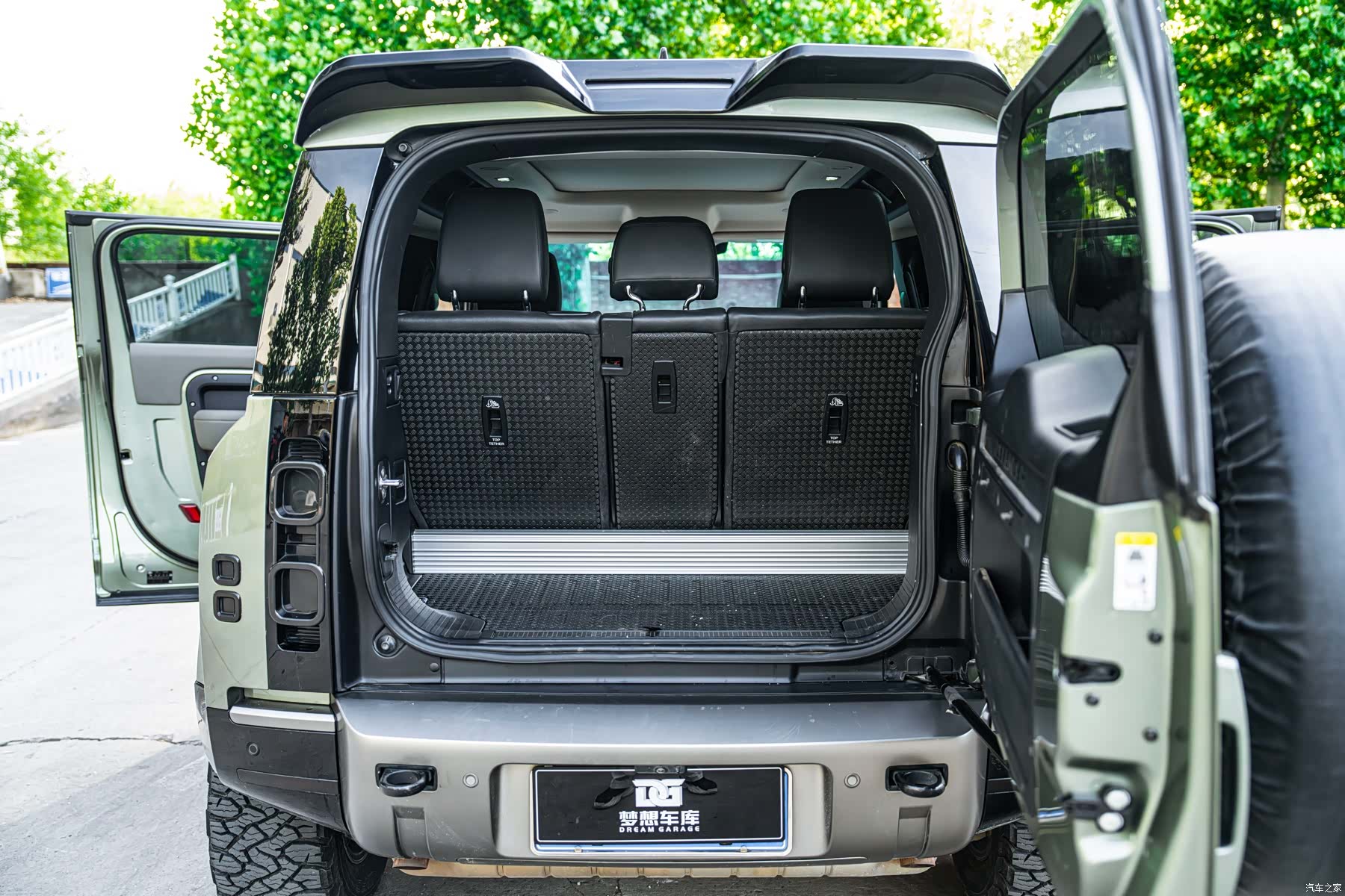 Land Rover Defender, 2021 3