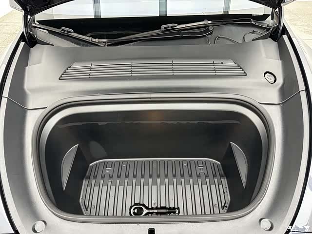 Tesla Model Y, 2024 17
