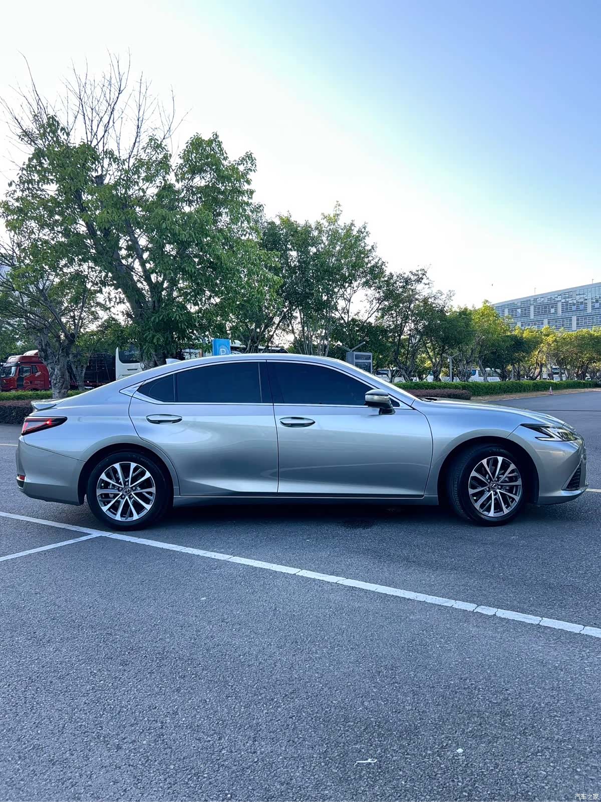 Lexus ES, 2025 все фото
