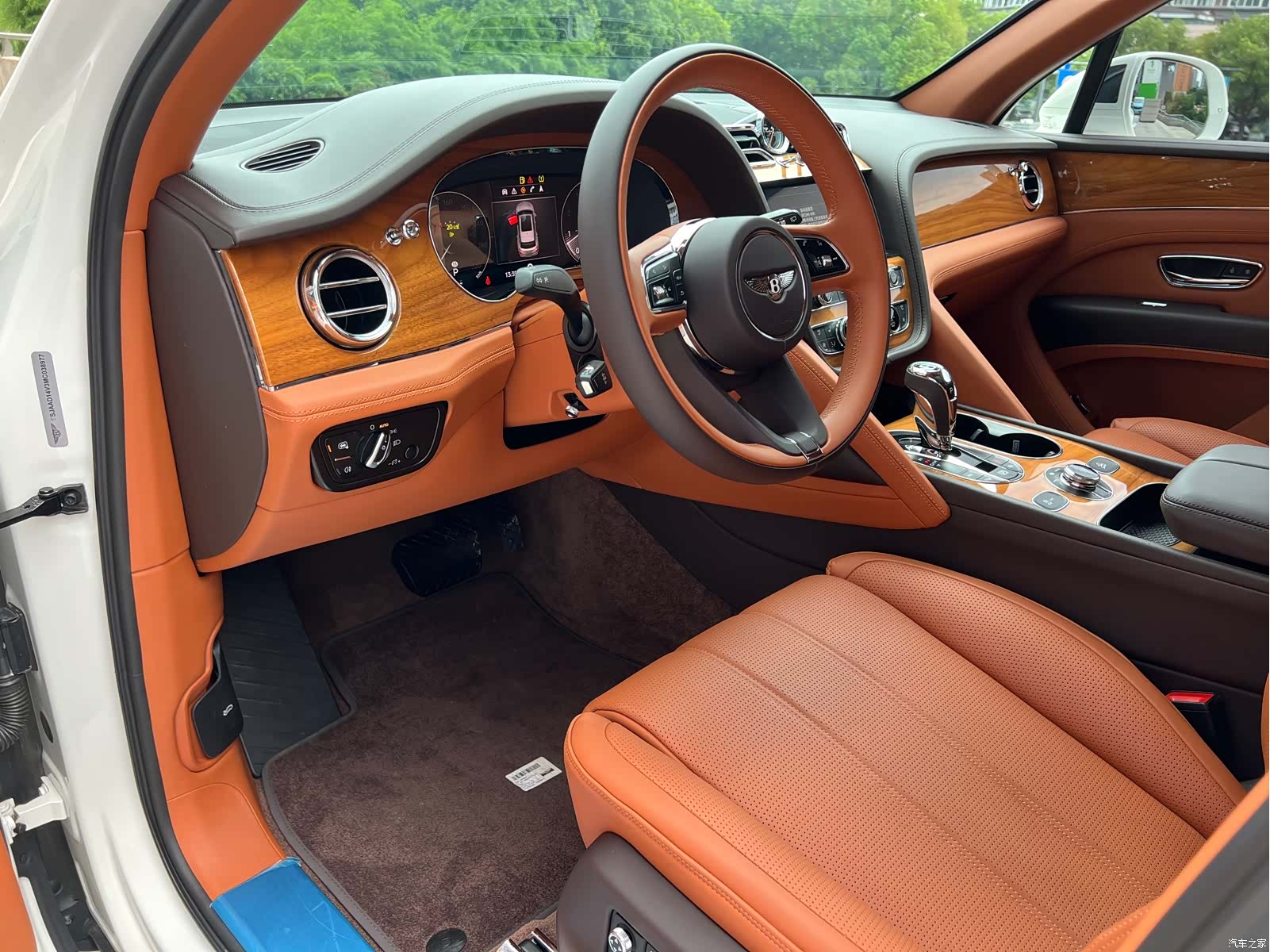 Bentley Bentayga, 2022 6