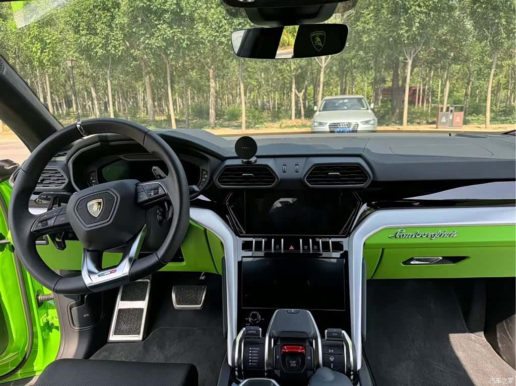 Lamborghini Urus, 2023 все фото