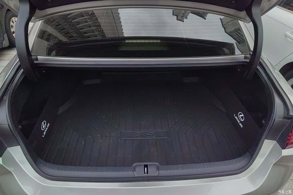 Lexus ES, 2023 4