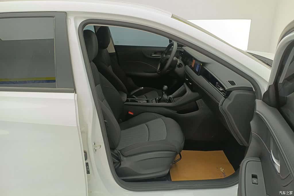 Roewe i5, 2025 8