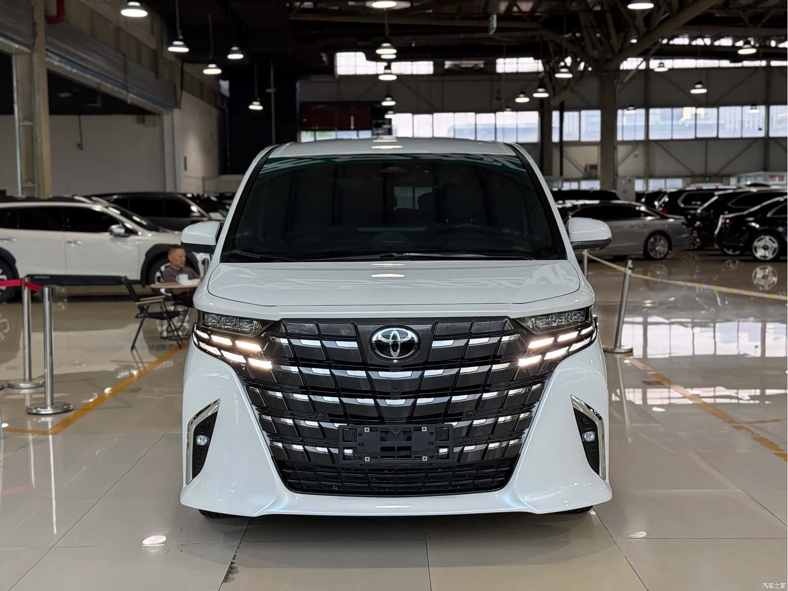 Toyota Alphard, 2024 3