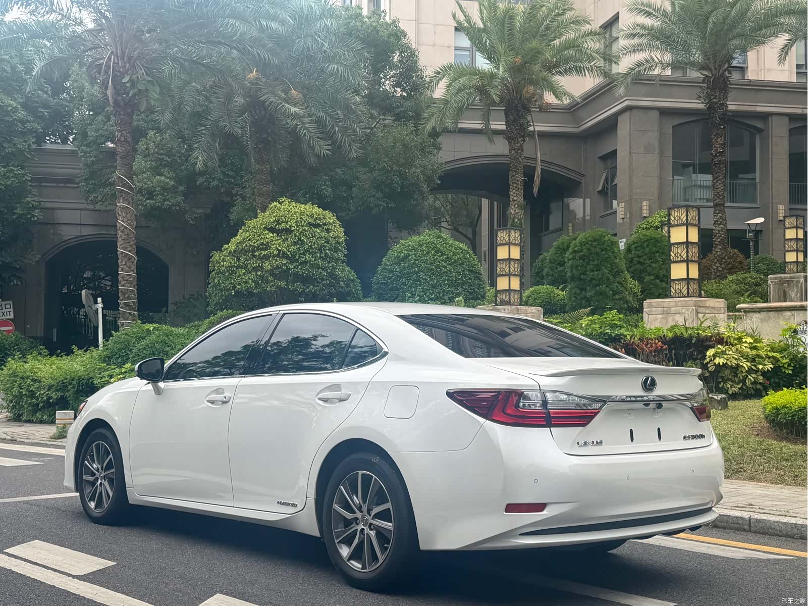 Lexus ES, 2018 все фото