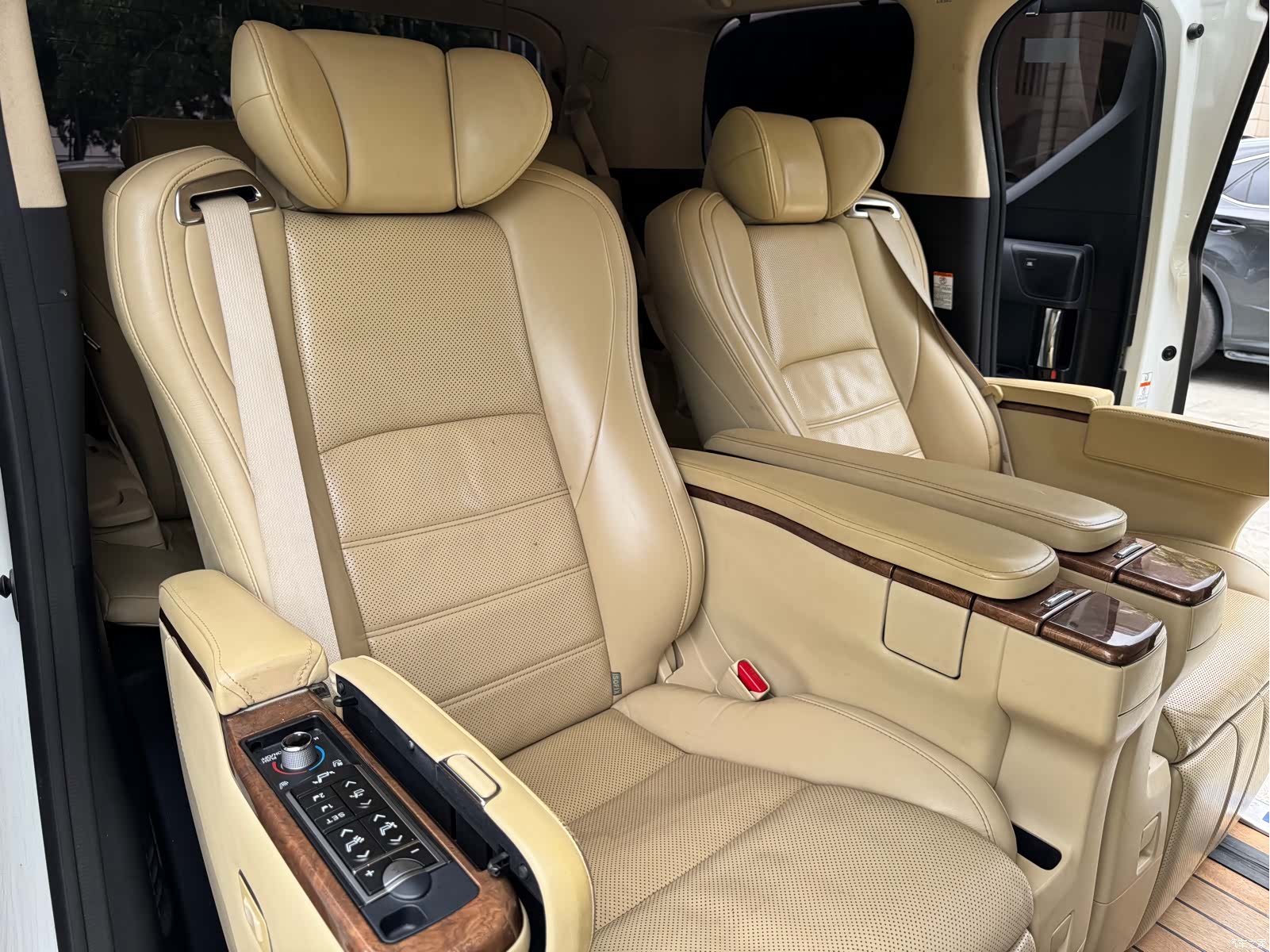 Toyota Alphard, 2016 11