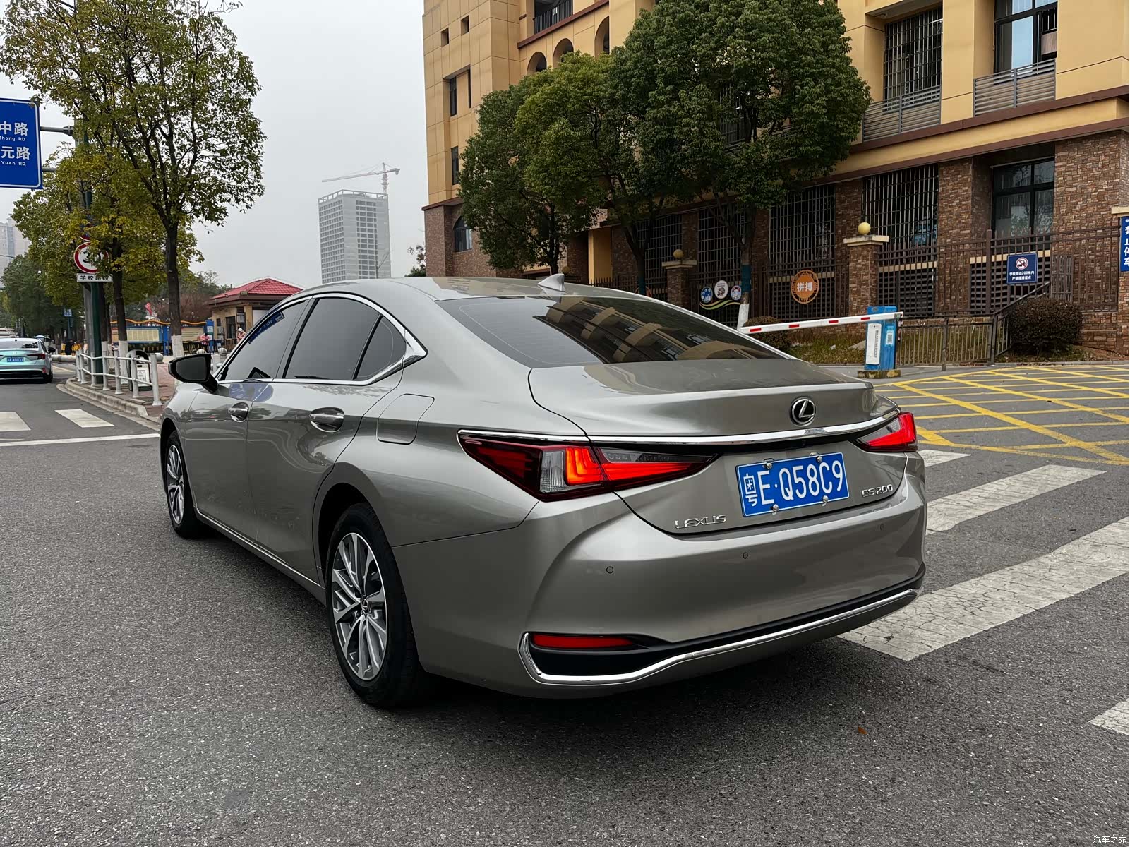 Lexus ES, 2023 4