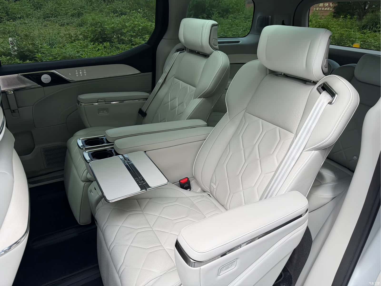 Volvo EM90, 2024 19