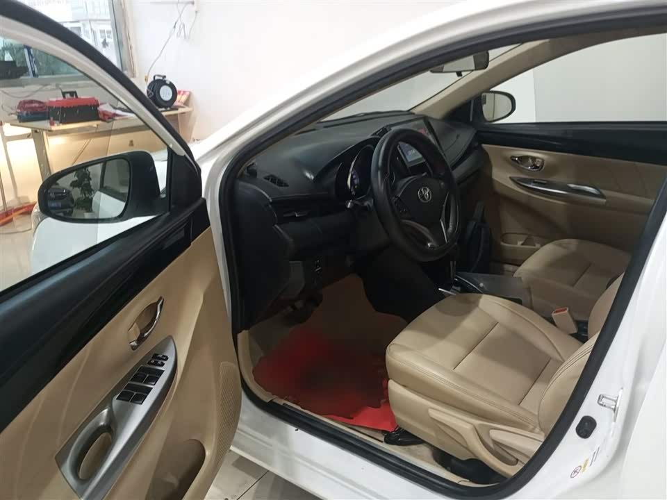 Toyota YARiS L to enjoy