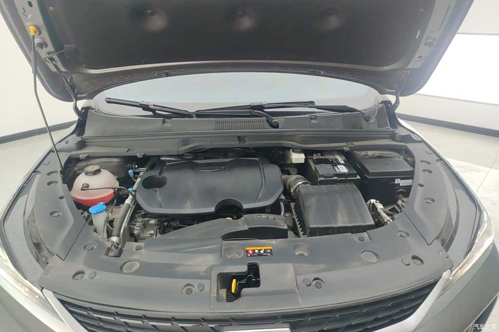 Geely Coolray, 2025 10