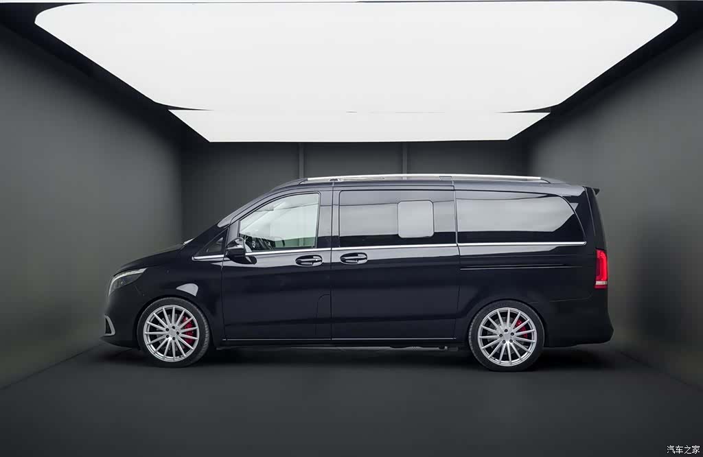 Mercedes-Benz V-Class, 2024 3