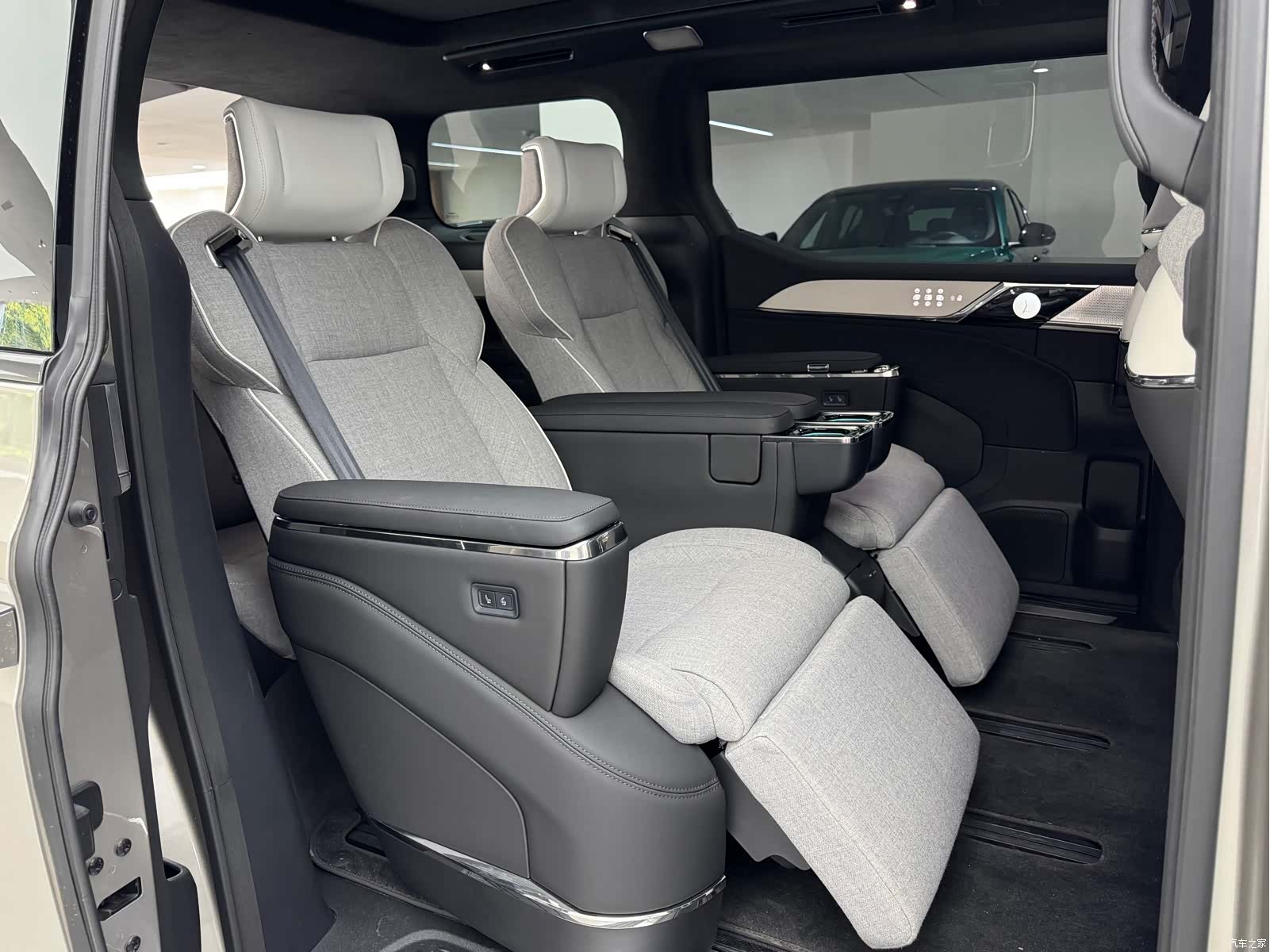 Volvo EM90, 2024 16