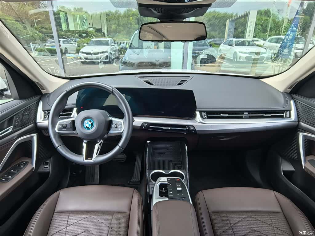 BMW iX1, 2025 7