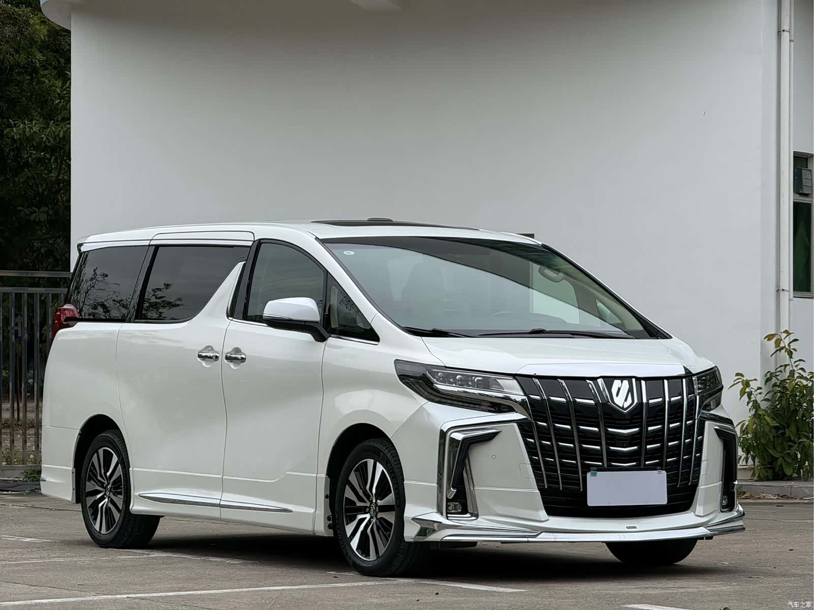 Toyota Alphard, 2018 3