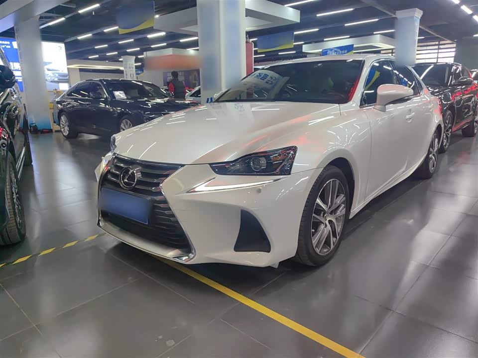 Lexus IS