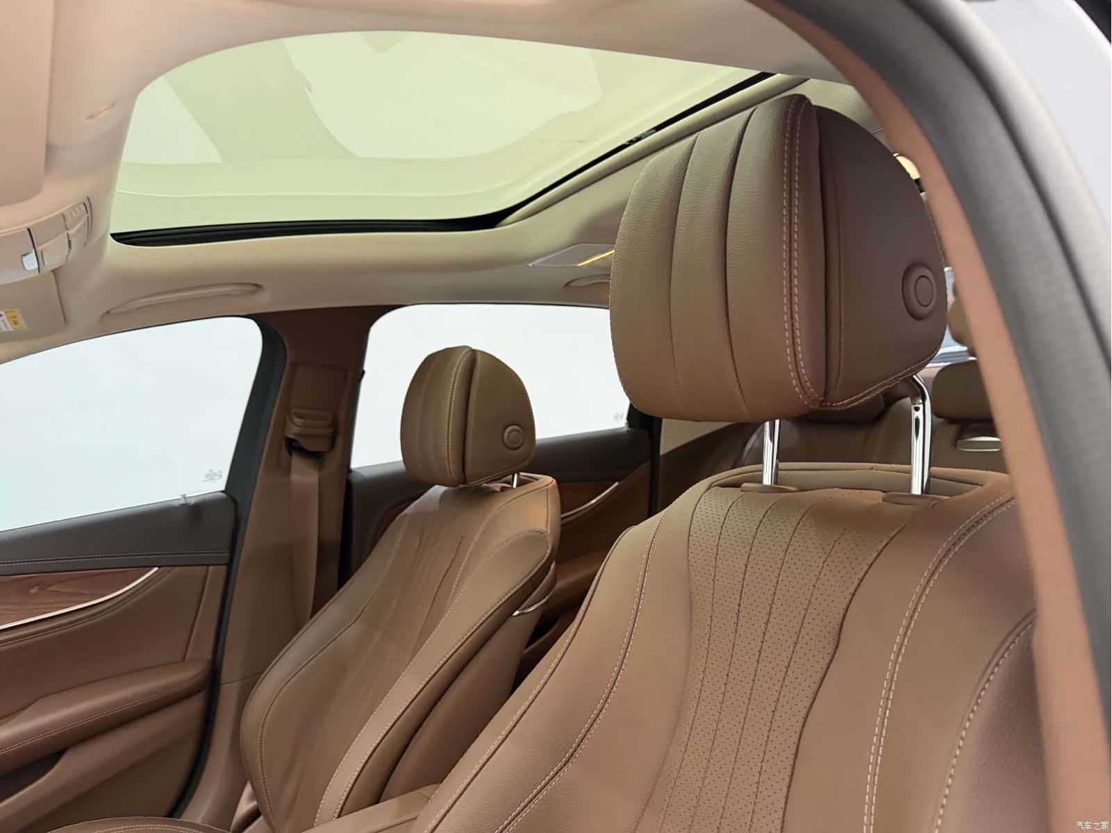 Mercedes-Benz E-Class, 2023 13