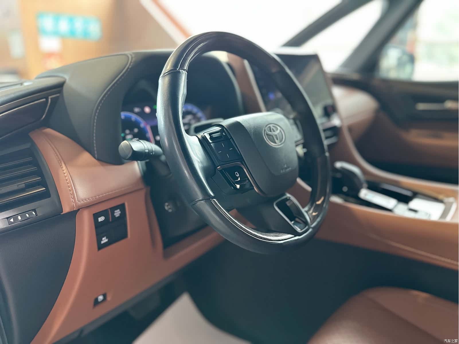Toyota Alphard, 2023 10