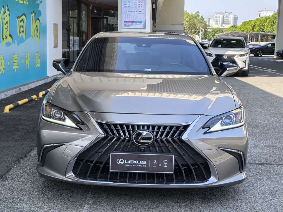 Lexus ES