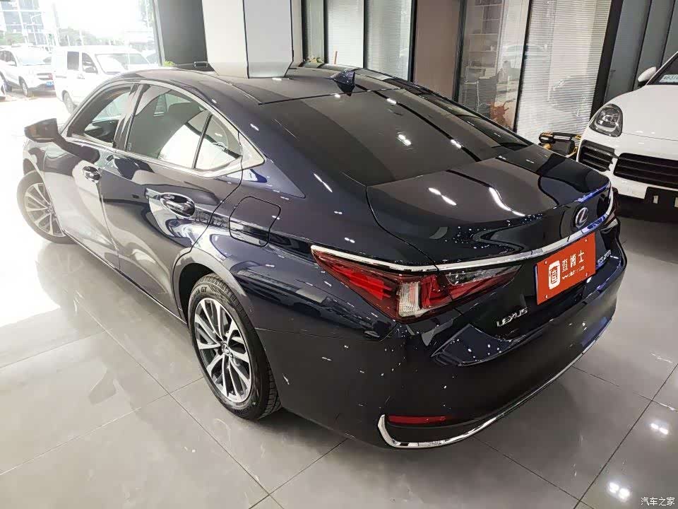 Lexus ES, 2024 4