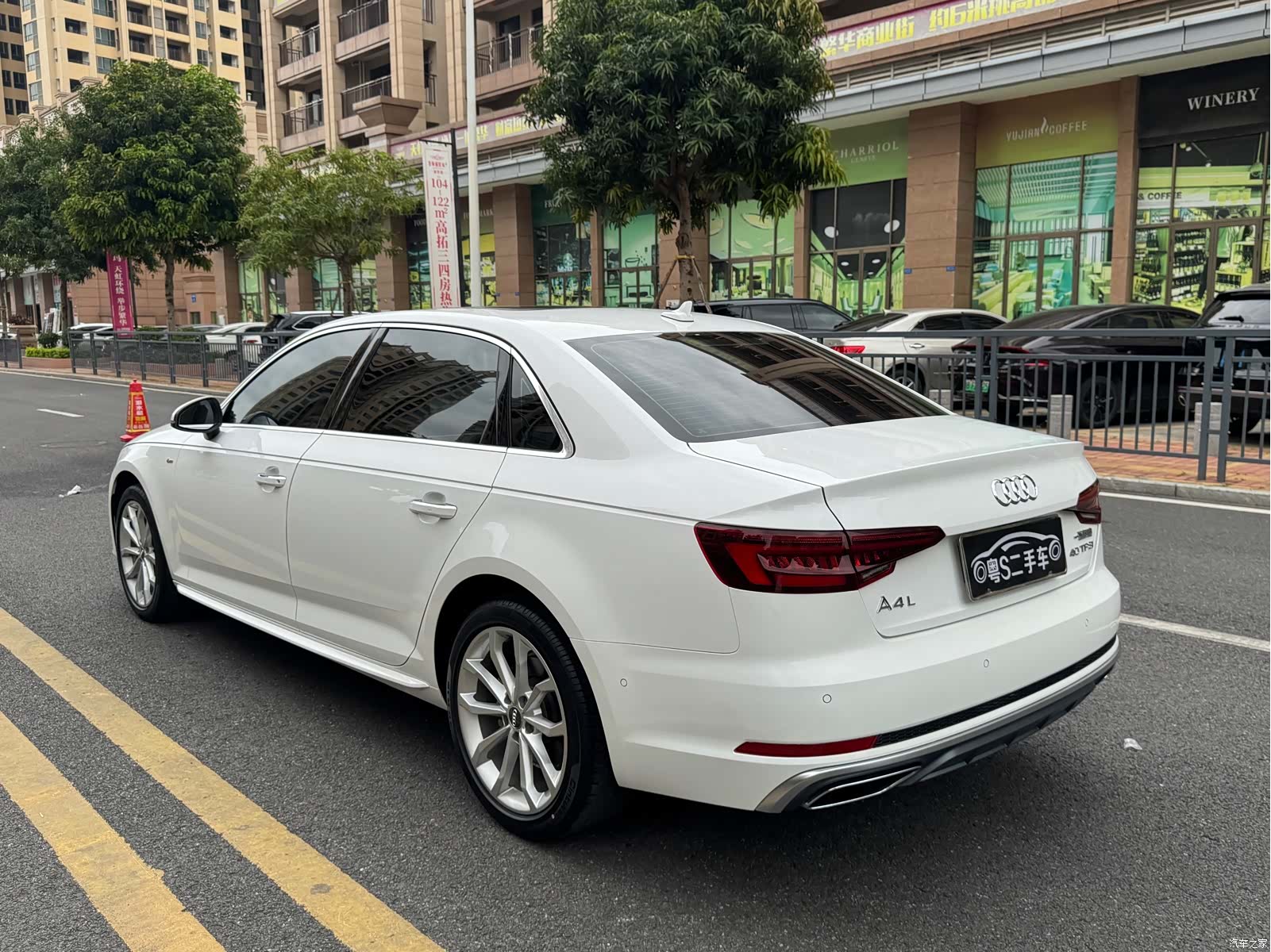 Audi A4L, 2019 все фото