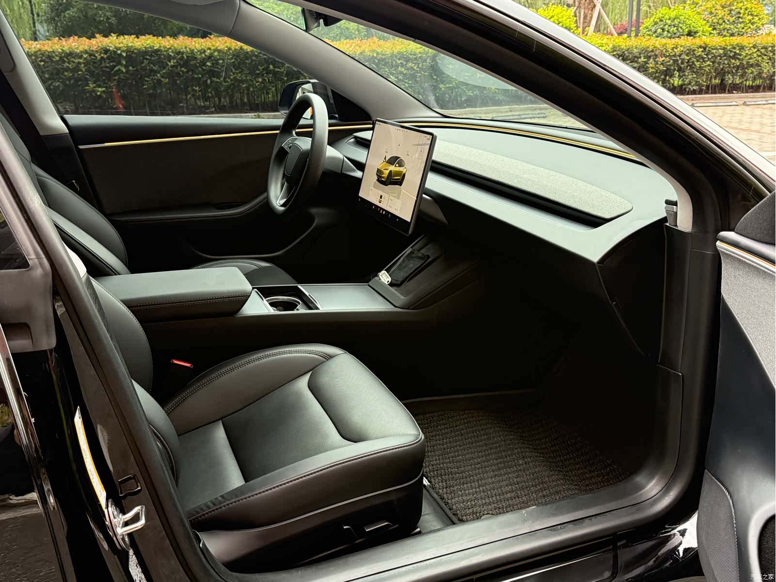 Tesla Model 3, 2025 10