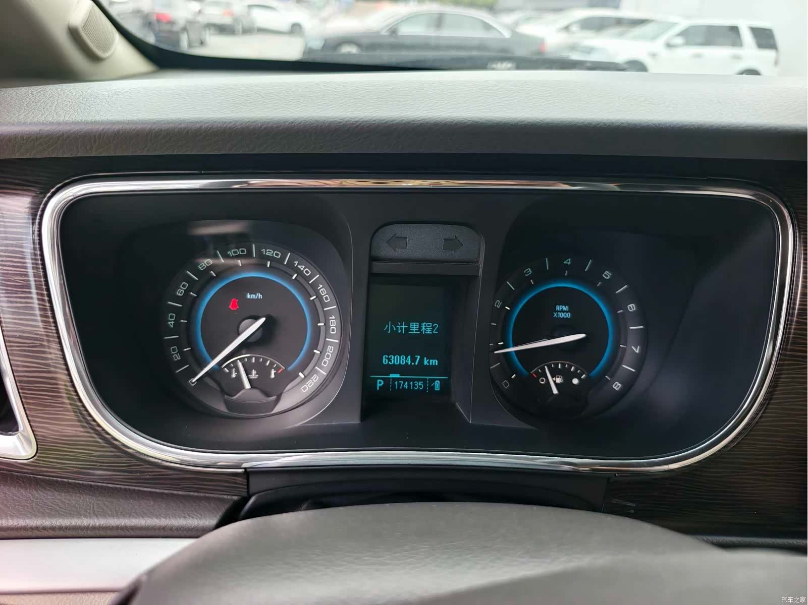 Buick GL8, 2011 4