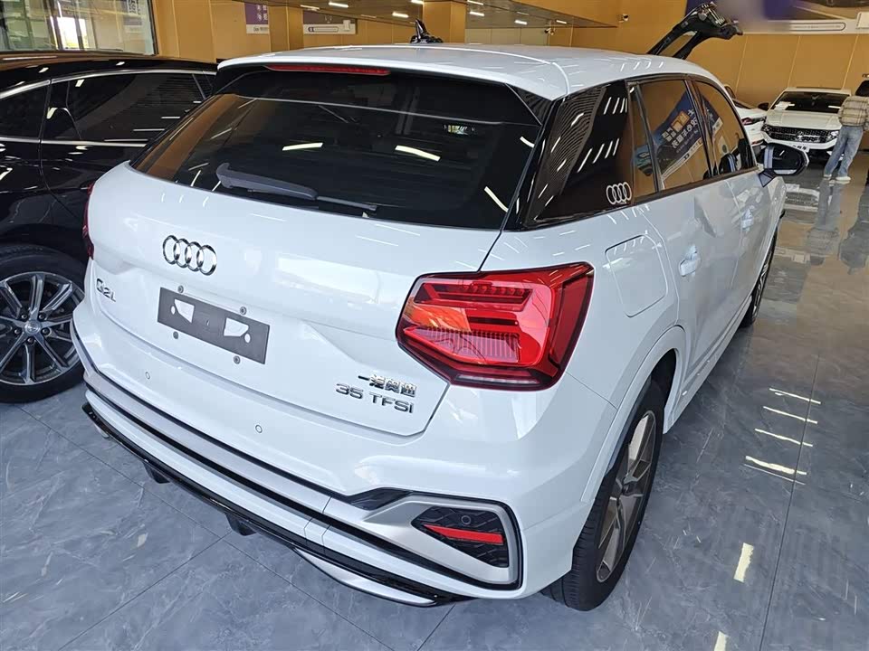 Audi Q2L