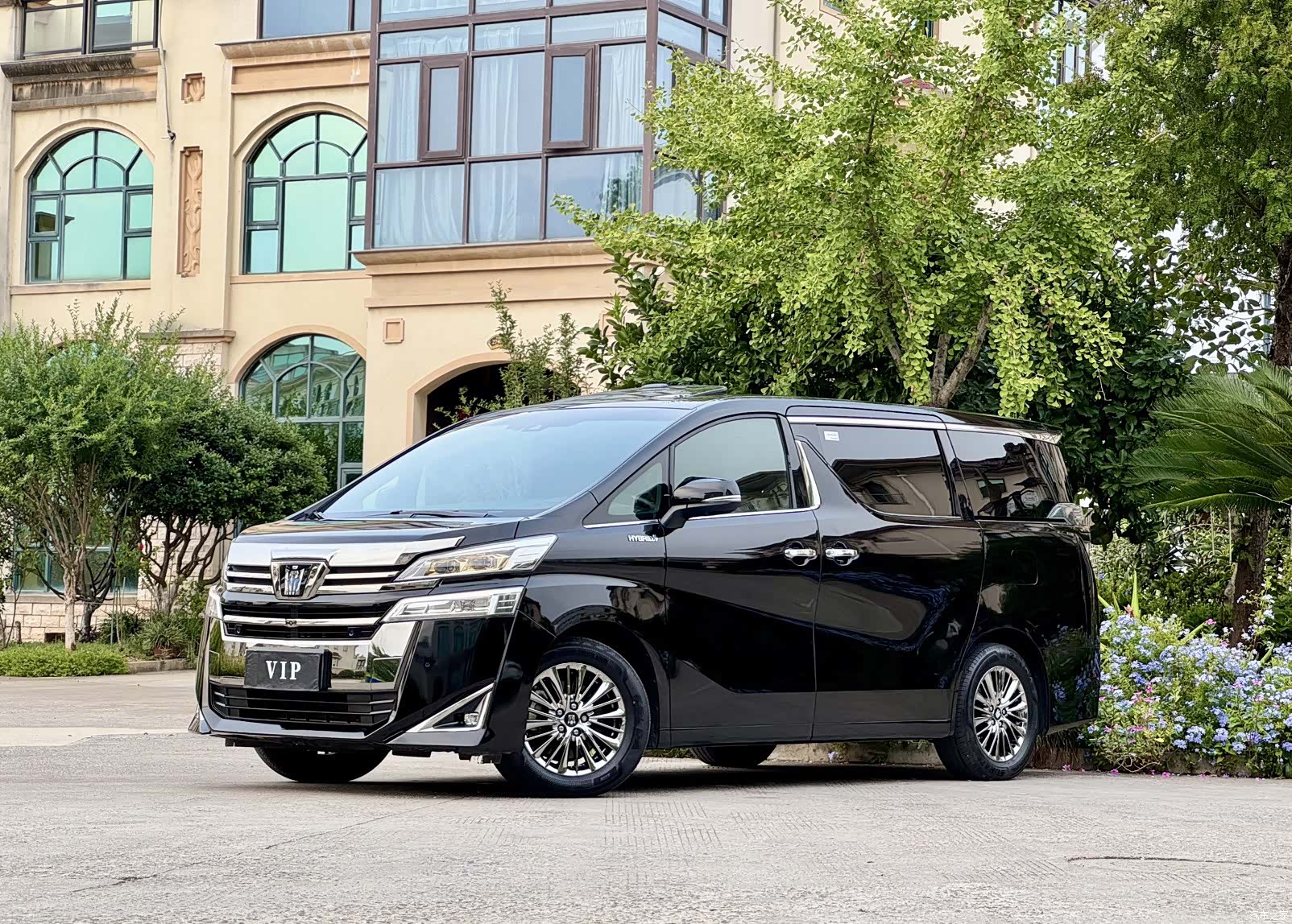 Toyota Vellfire, 2023 1