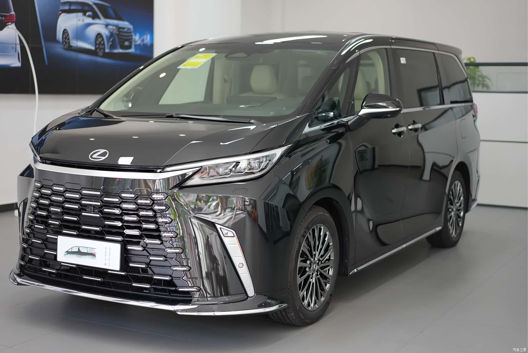 Lexus LM, 2025 1