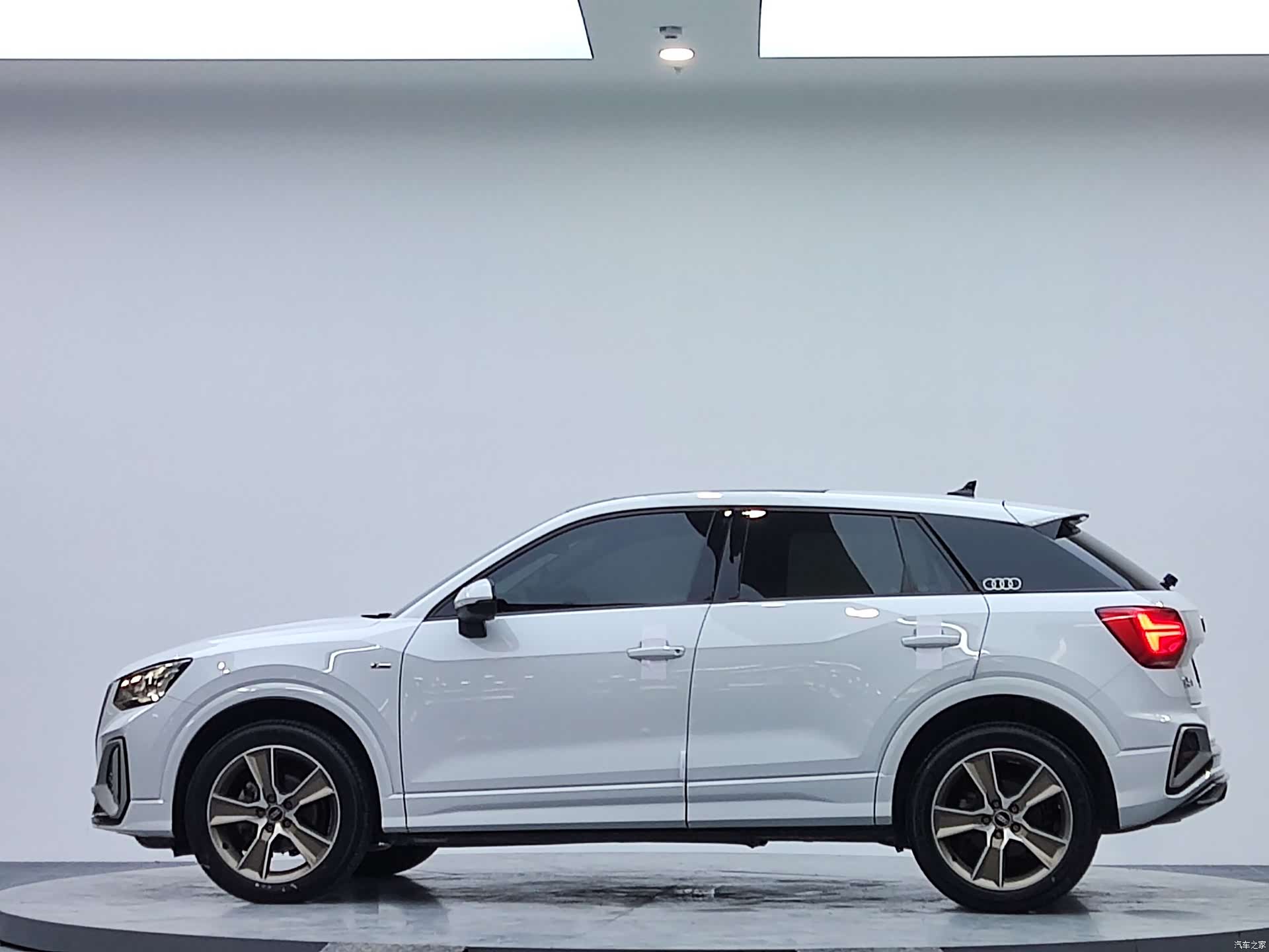 Audi Q2L, 2022 все фото