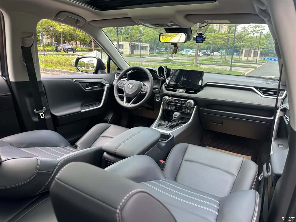 Toyota RAV4, 2024 10