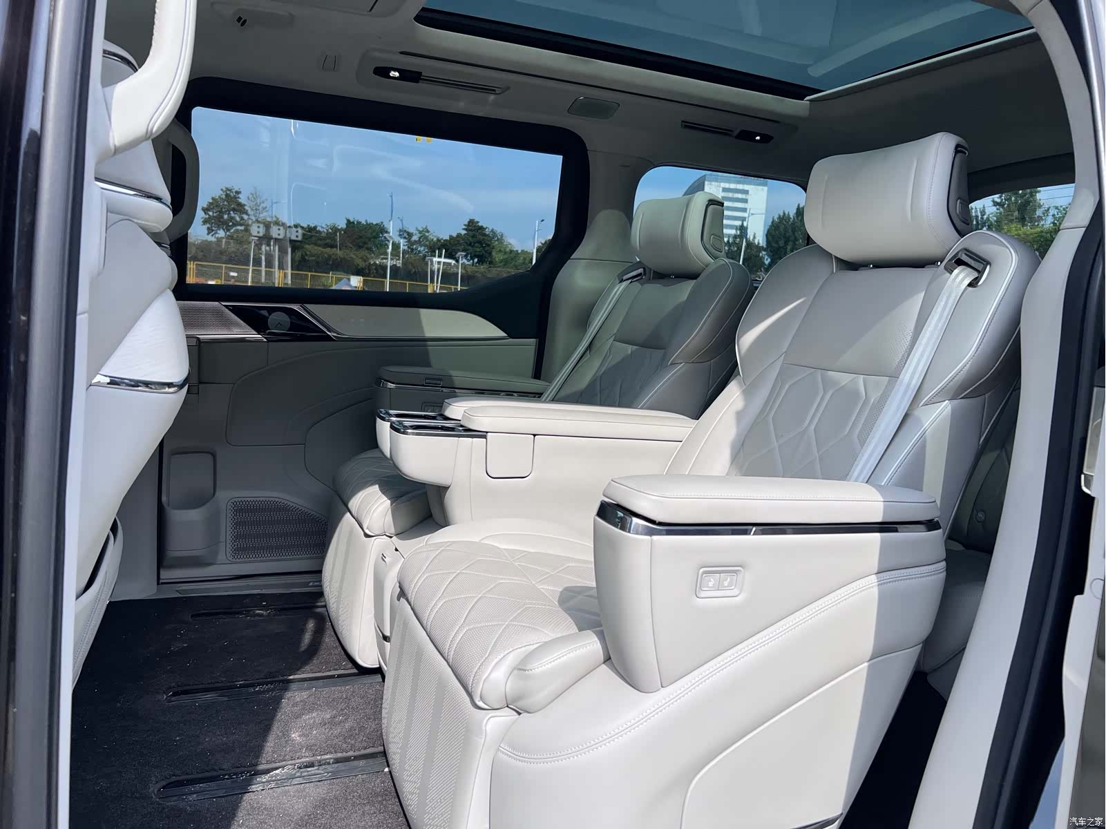 Volvo EM90, 2024 14