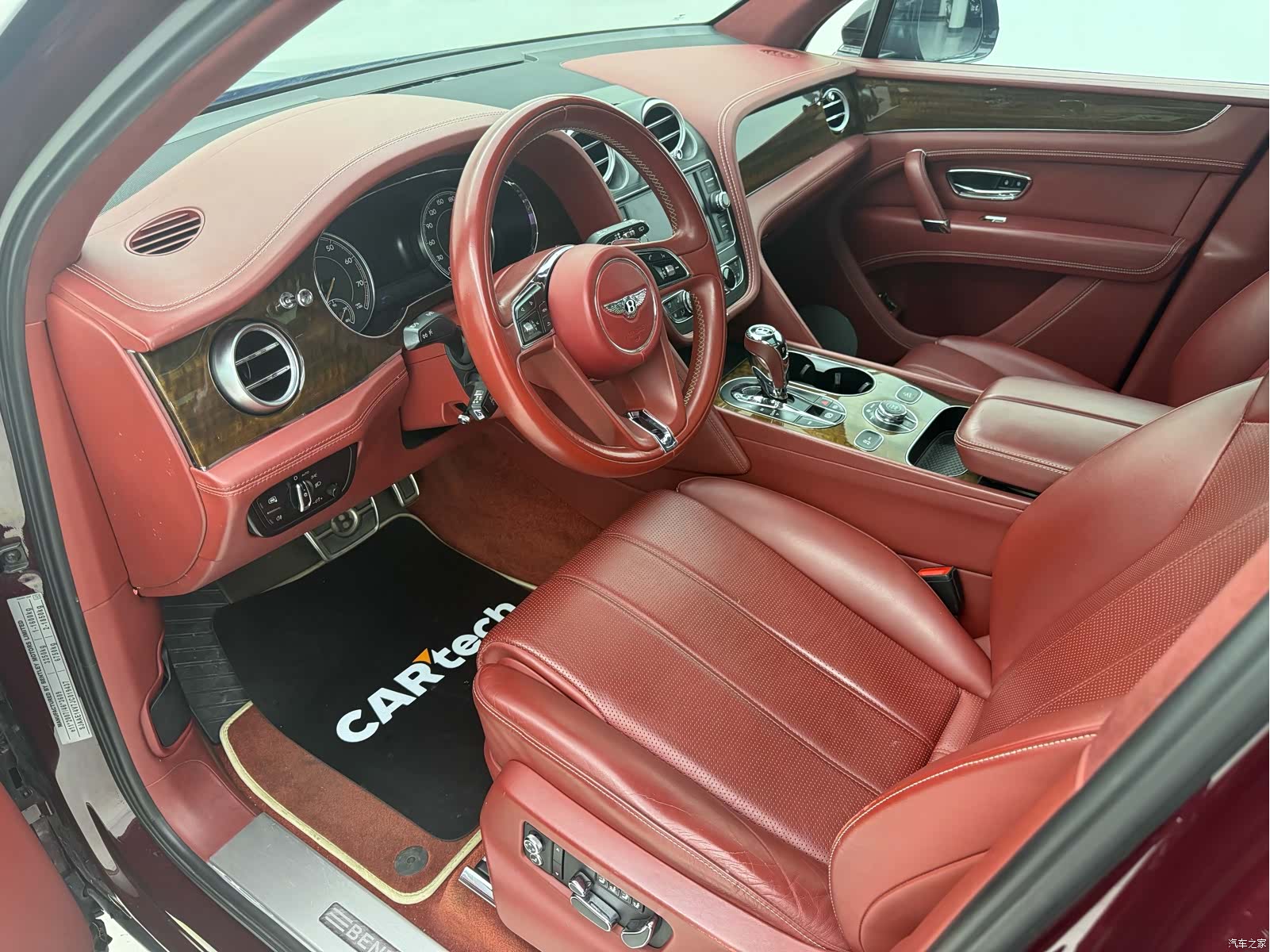Bentley Bentayga, 2018 9