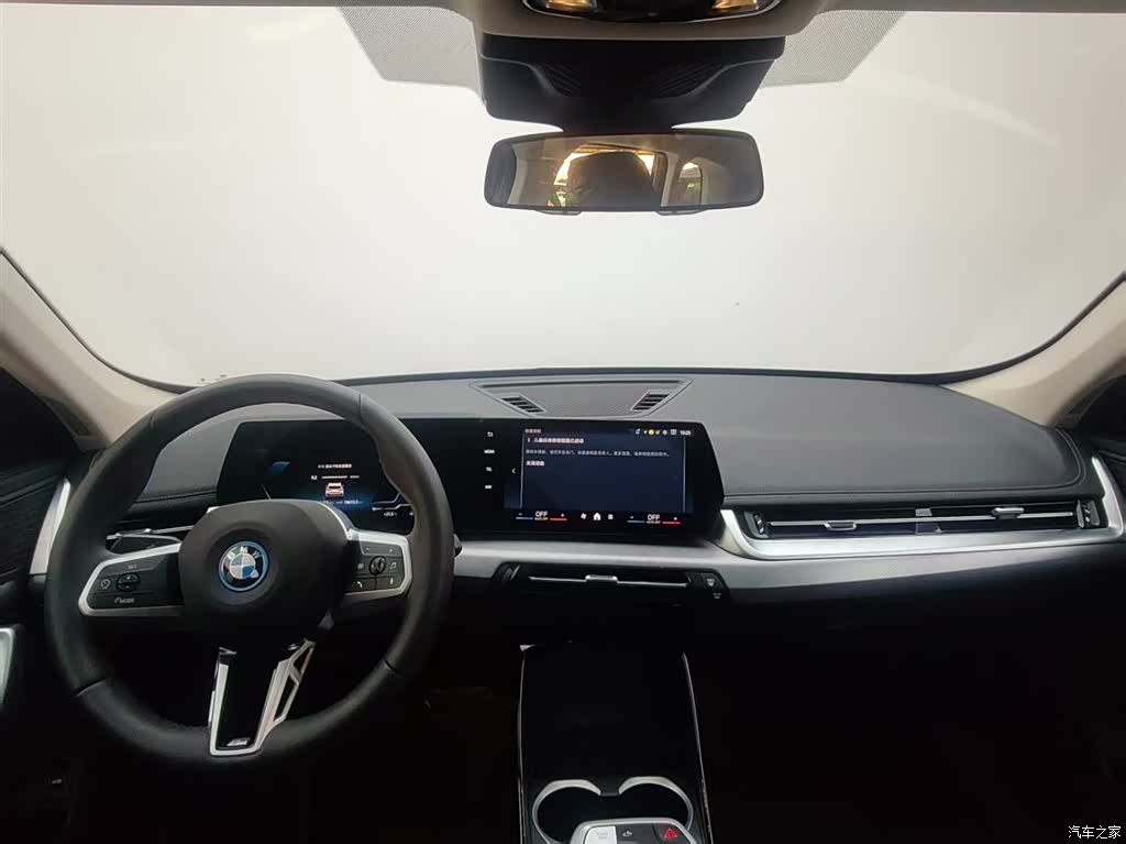 BMW iX1, 2025 7