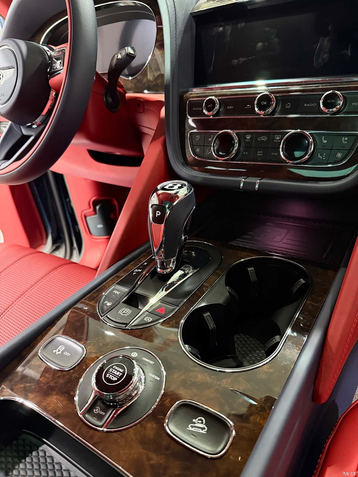 Bentley Bentayga, 2023 10
