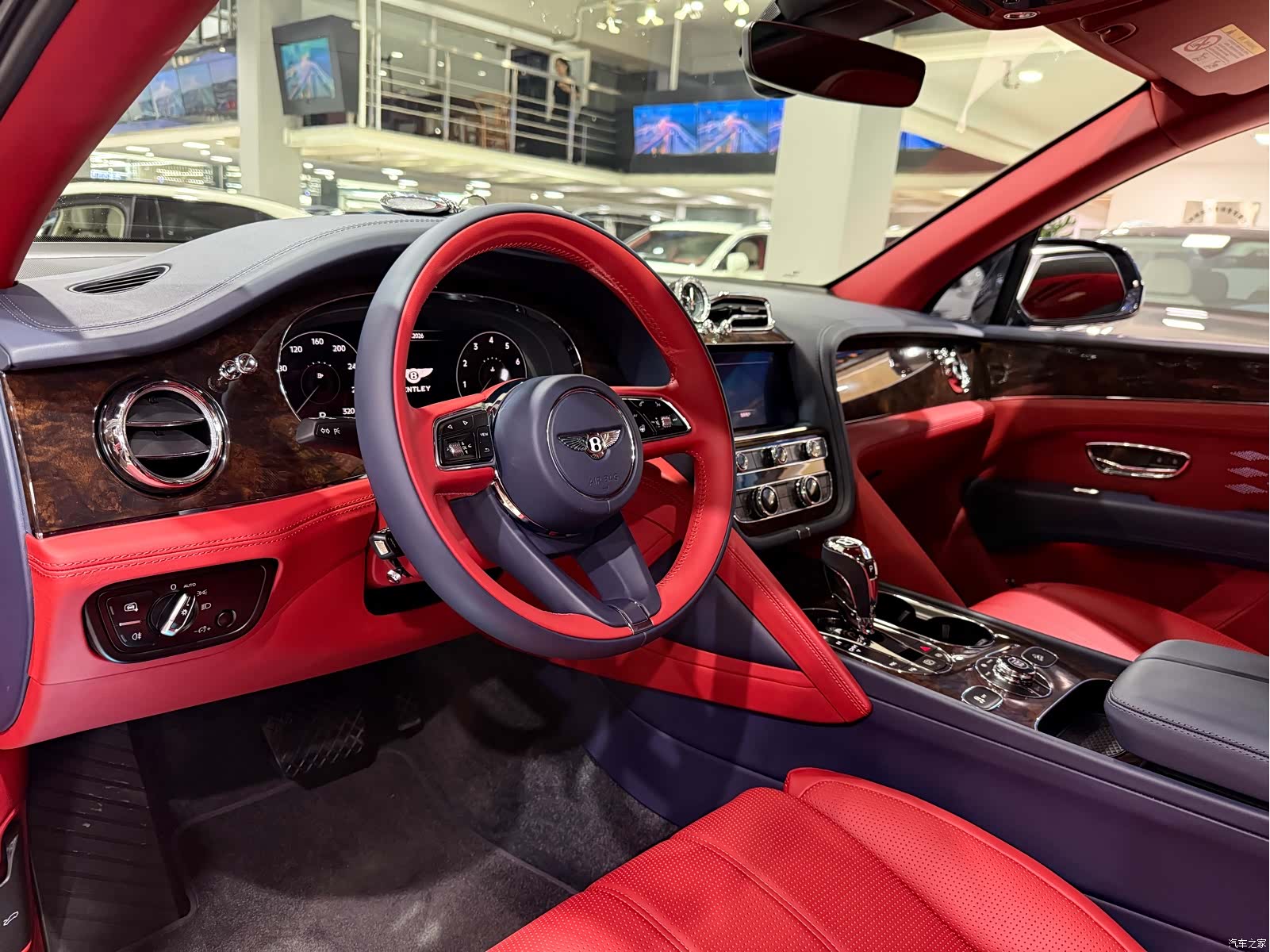 Bentley Bentayga, 2023 все фото