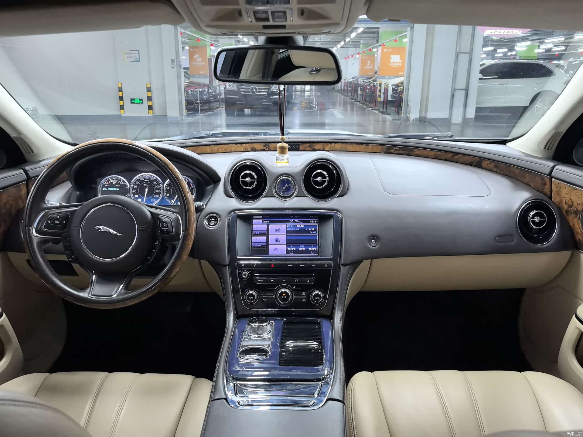 Jaguar XJ, 2012 8