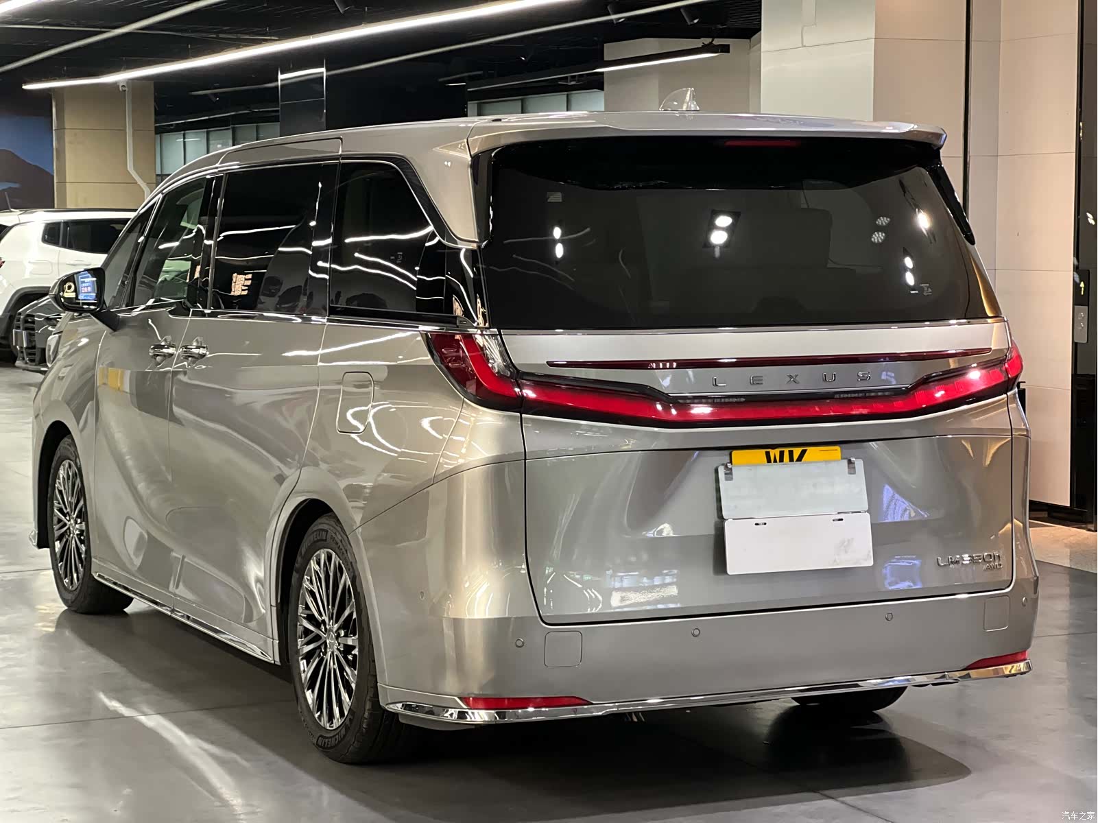 Lexus LM, 2024 4