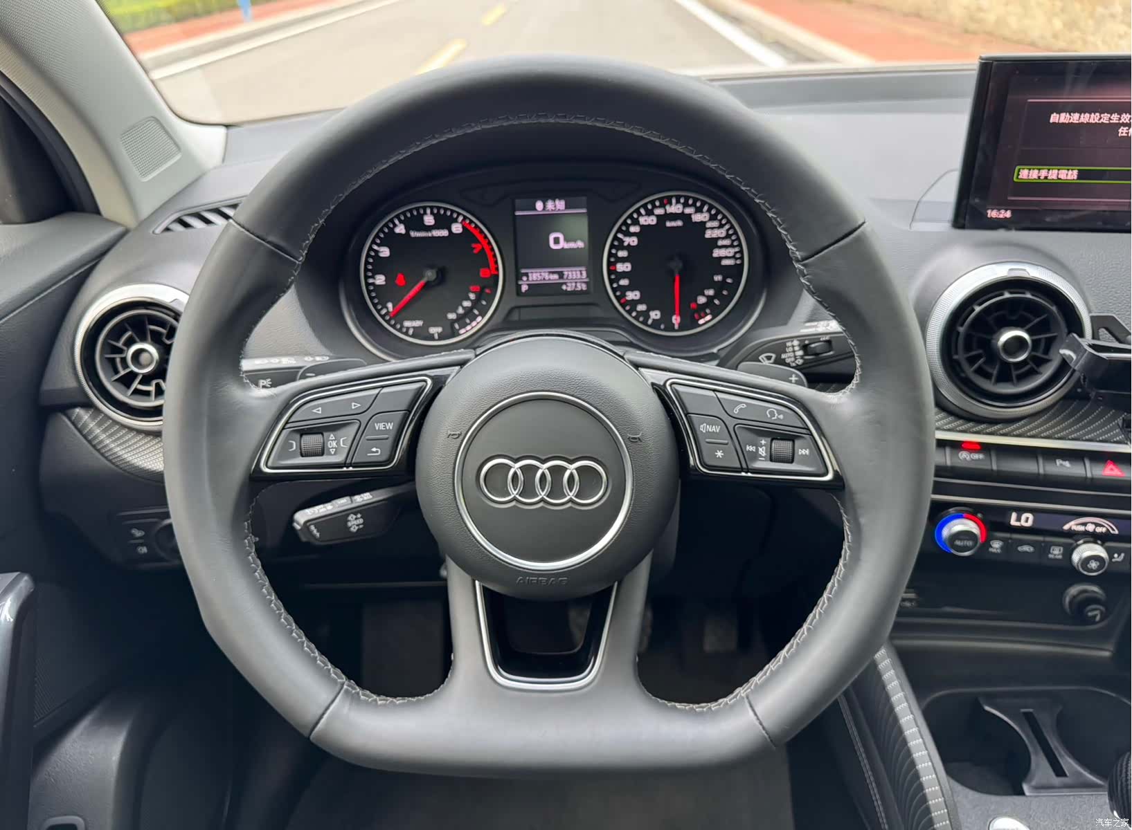Audi Q2L, 2023 11