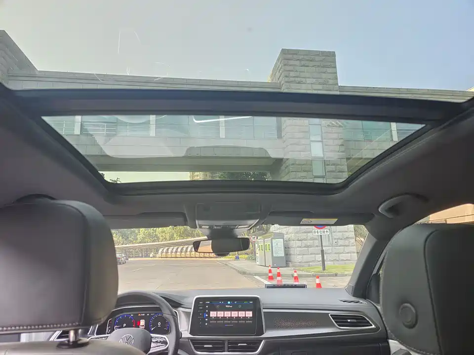 Volkswagen T-ROC exploring Songs