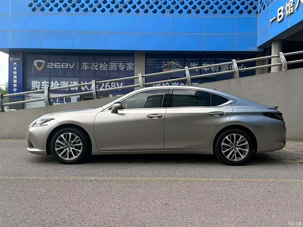Lexus ES, 2025 3