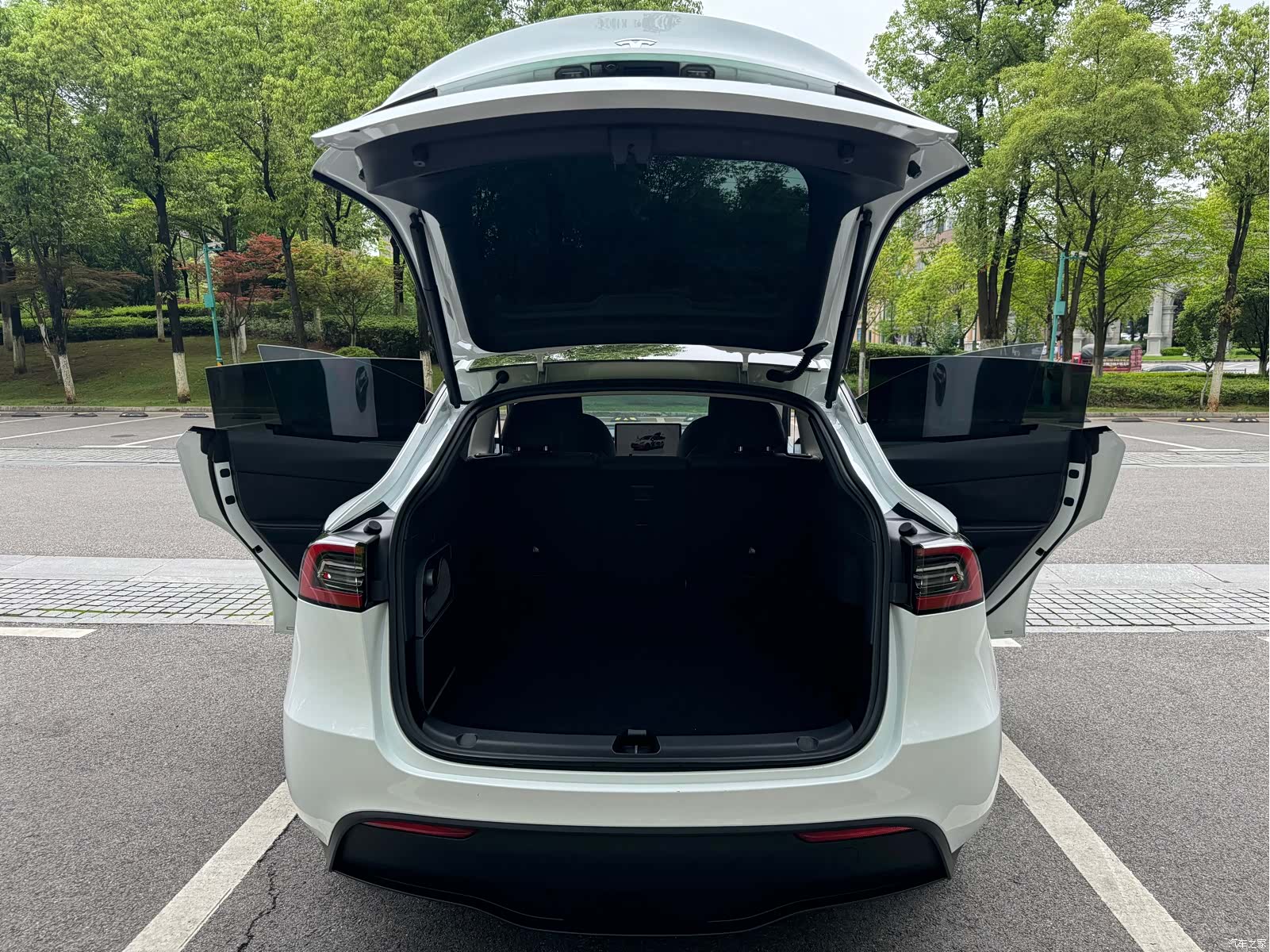 Tesla Model Y, 2024 11