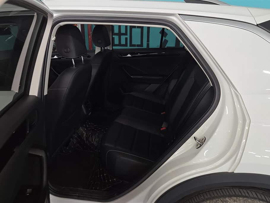 Volkswagen T-ROC exploring Songs