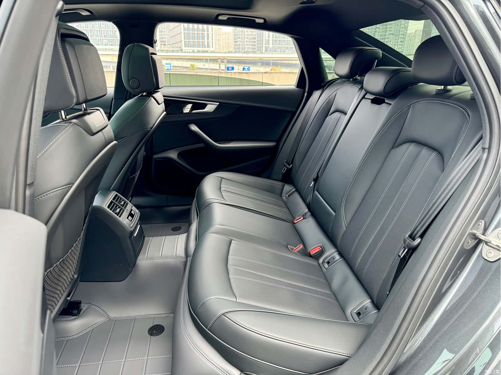 Audi A4L, 2025 9