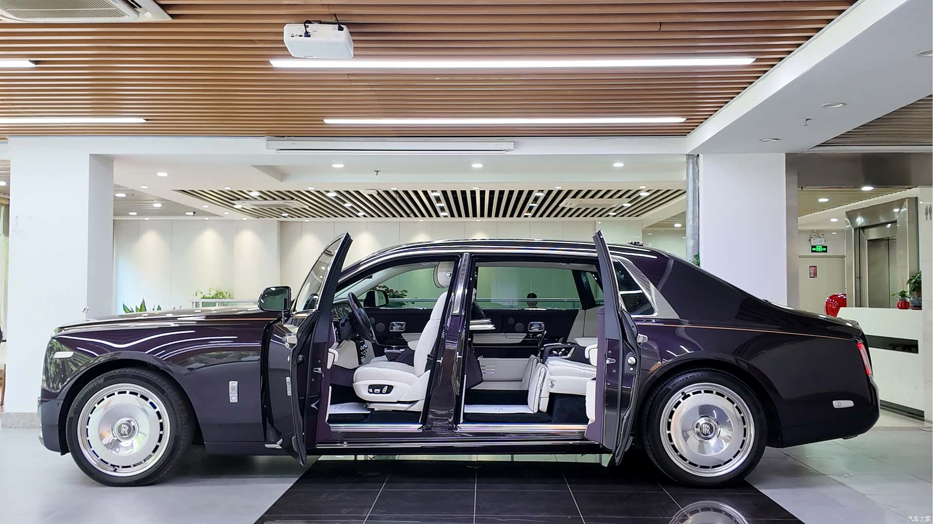 Rolls-Royce Phantom, 2019 4