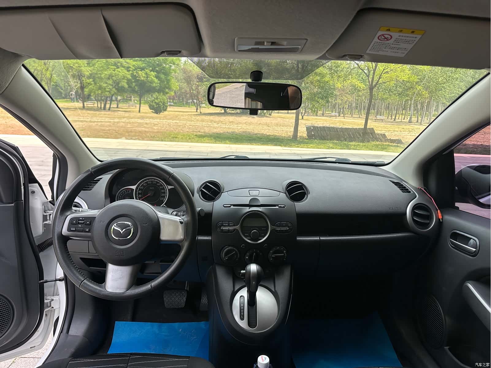 Mazda 2, 2011 все фото
